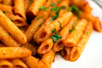 Primo piano di pasta con sugo piccante, cibo italiano 