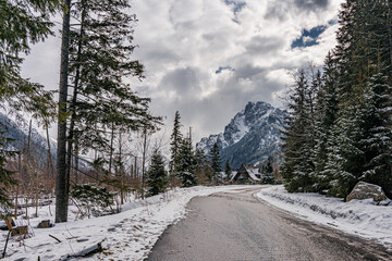 Droga w górach, szlak w Tatrach Polskich do Morskiego Oka w zimie. Tatrzański Park Narodowy - obrazy, fototapety, plakaty
