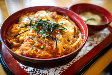 日本の丼もの　カツ丼　和食イメージ