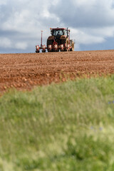 Fototapeta premium TRACTOR REALIZANDO TRABAJOS DE SIEMBRA