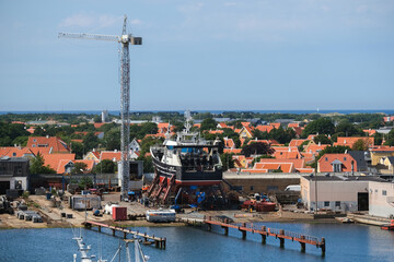 Blick auf ein Trockendock im Hafen von Skagen, der nördlichsten Stadt Dänemarks, mit Häusern und...