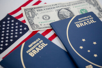 Dolares com passaporte brasileiro na mão de uma pessoa indo viajar.