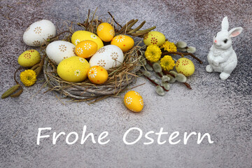 Nest mit gelben und weißen Ostereiern und dem Text Frohe Ostern.