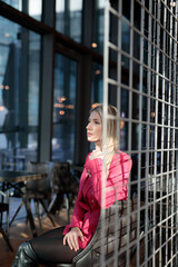 Wunerschöne Frau im Pink Rosa Anzug Sportlich im Futuristisch Zukunft Technologie Gewölbe Berlin Deutschland