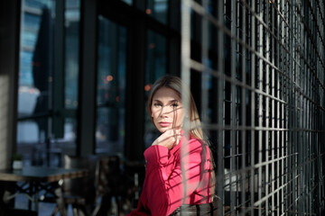 Wunerschöne Frau im Pink Rosa Anzug Sportlich im Futuristisch Zukunft Technologie Gewölbe Berlin Deutschland