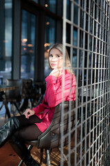 Wunerschöne Frau im Pink Rosa Anzug Sportlich im Futuristisch Zukunft Technologie Gewölbe Berlin Deutschland