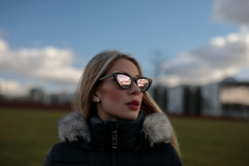 frau in schwarze winterjacke