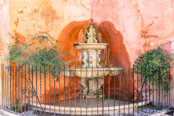 Fountain on Calle Juderia in the Seville neighborhood of Santa Cruz, located on the outside of the Real Alcazar of Seville, Andalusia, Spain