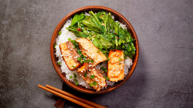 Grilled salmon (toriyaki sauce) and stir-fried vegetables in a brown wooden bowl.