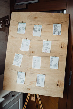 Sitzplan auf Holz mit Tischkarten