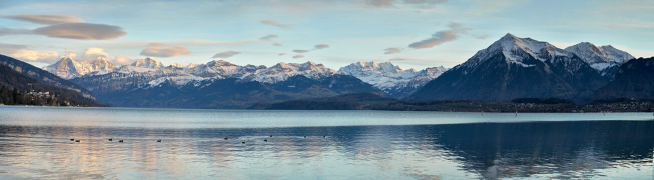 Panorama vom Thunersee im Berneroberland mit Eiger, M&ouml;nch und Jungfrau. 