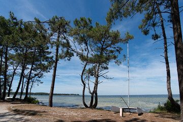 les rives du lac d'Hourtin un bateau au sec