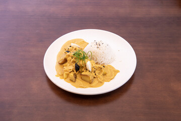 Ají de gallina is a typical dish of Peruvian cuisine, specifically from the coast that consists of a chili or thick cream with shredded chicken breast. This cream is served with boiled potatoes