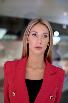 Wunersch&ouml;ne Frau im Pink Rosa Anzug im Futuristisch Zukunft Technologie Gew&ouml;lbe Berlin Deutschland