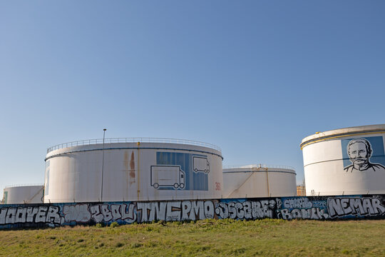 France , Rhône, Feyzin - 16 février 2023 - cuves de pétrole à la Raffinerie de Feyzin au sud de Lyon