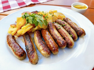 Nürnberger Rostbratwürste mit Bratkartoffeln und Senf