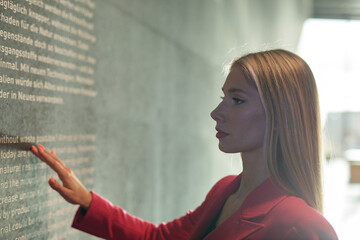 Wunerschöne Frau im Pink Rosa Anzug im Futuristisch Zukunft Technologie Gewölbe Berlin Deutschland