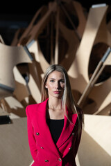 Wunerschöne Frau im Pink Rosa Anzug im Futuristisch Zukunft Technologie Gewölbe Berlin Deutschland