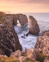 Playa, roca y acantilado cantábrico al amanecer