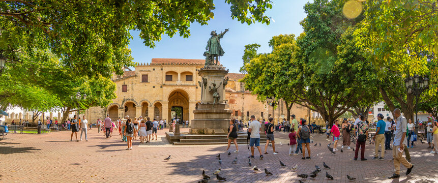 View of Columbus statue in Columbus Park, Santo Domingo