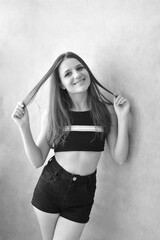 mulher feliz em estudio 