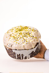 Panettone artigianale al pistacchio e cioccolato bianco con granella di pistacchio fotografato su sfondo bianco