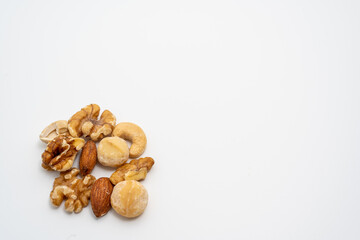 白背景のミックスナッツ