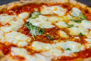Pizza Margherita tradizionale napoletana a ruota di carro condita con sugo di pomodoro, mozzarella...