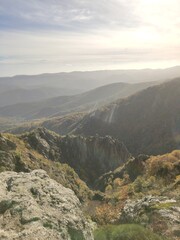 les montagnes et les rayons du soleil, arr&ecirc;te rocheuse
