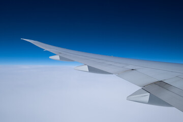 Fototapeta na wymiar jet airliner Flügel vor blauem Himmel 