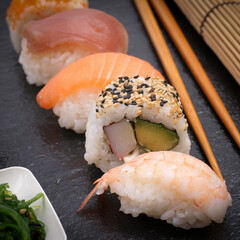 Sushi auf einer Schieferplatte - 583920660