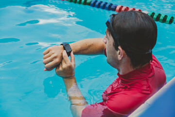 Homem nadando com smart watch - obrazy, fototapety, plakaty