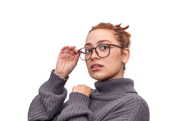 joven mujer, mirando a la cámara y sosteniendo sus lentes.