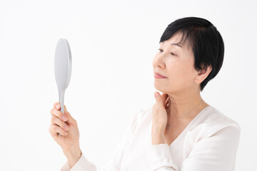 笑顔で鏡を見る女性　ミドル　シニア