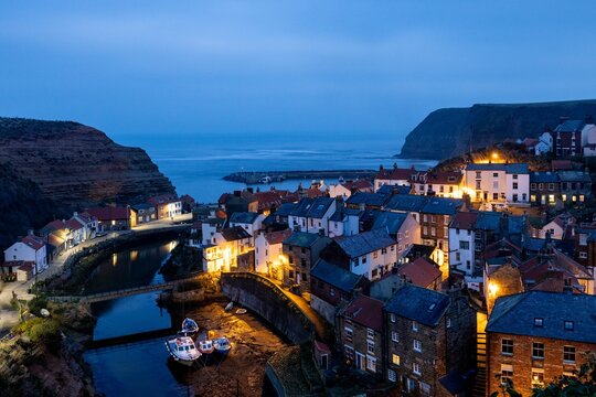Fototapeta Scenic view of the fishing port of Staithes on the North Yorkshire coast at night