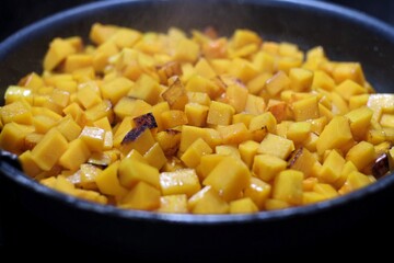 Légumes dans une poêle.