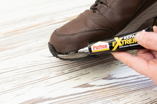Jerez de la Frontera, Andaluc&iacute;a, Espa&ntilde;a, 22 de marzo de 2023. Reparaci&oacute;n de zapatos rotos con Pattex repair extreme.