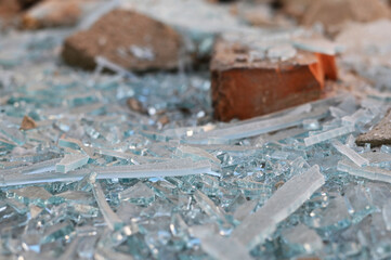 Glassplitter  und Bauschutt