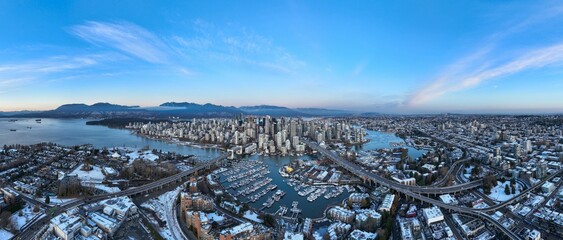Obraz premium Panoramic shot of the beautiful Vancouver city in Canada with many skyscrapers during the winter
