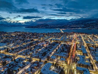Obraz na płótnie Canvas Drone shot of buildings in Kelowna, British Columbia, Canada in the evening