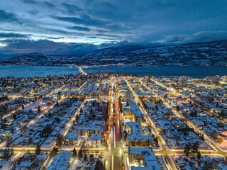 Naklejka premium Drone shot of buildings in Kelowna, British Columbia, Canada in the evening