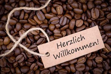 Kaffeebohnen, Label mit Text: Herzlich Willkommen