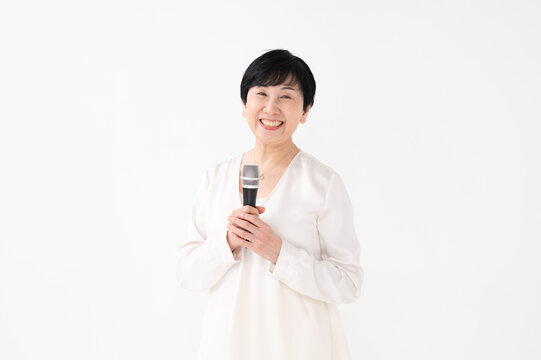 マイクを持つ女性　カラオケ　講演