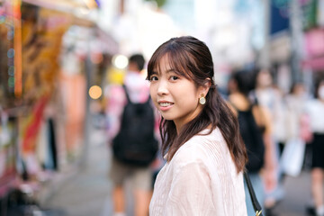 笑顔の若い女性のクローズアップ