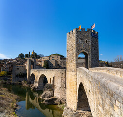 Obraz premium view of the medieval Romanesque bridge and village of Besalu in Catalonia
