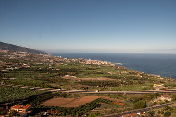 Fototapeta na wymiar Vista desde la montaña del Puerto de la Cruz en Tenerife. Islas Canarias. 