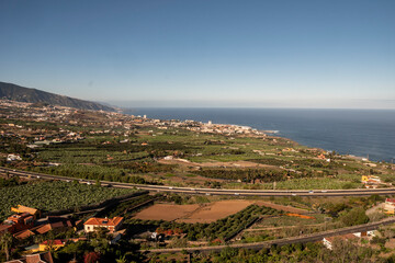 Fototapeta na wymiar Vista desde la montaña del Puerto de la Cruz en Tenerife. Islas Canarias. 