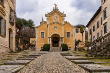 Fototapeta na wymiar steep cobblestone street leading to the historic Penotti Ubertini Palace in Orta San Giulio