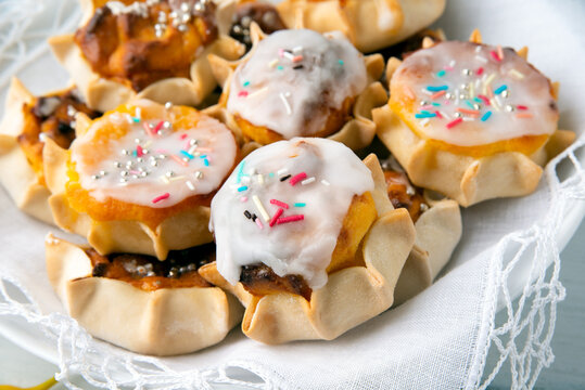 Pardulas, tipici dolci pasquali della cucina sarda a base di ricotta e zafferano, dessert italiano