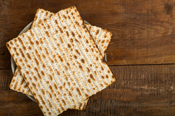 Matzah on a plate on a wooden table laid out in the form of magen david.